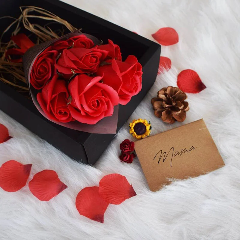 Set cadou Buchet romantic 7 trandafiri de sapun
